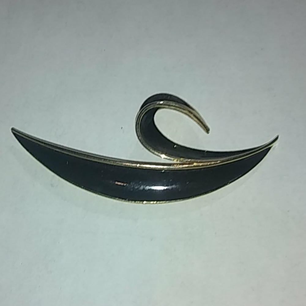 Crown Trifari Black Enamel Brooch Gold Tone